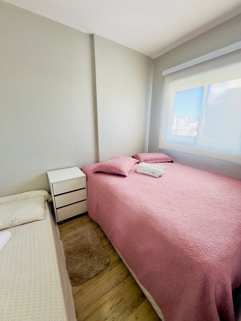 Apartamento com três quartos e ar-condicionado