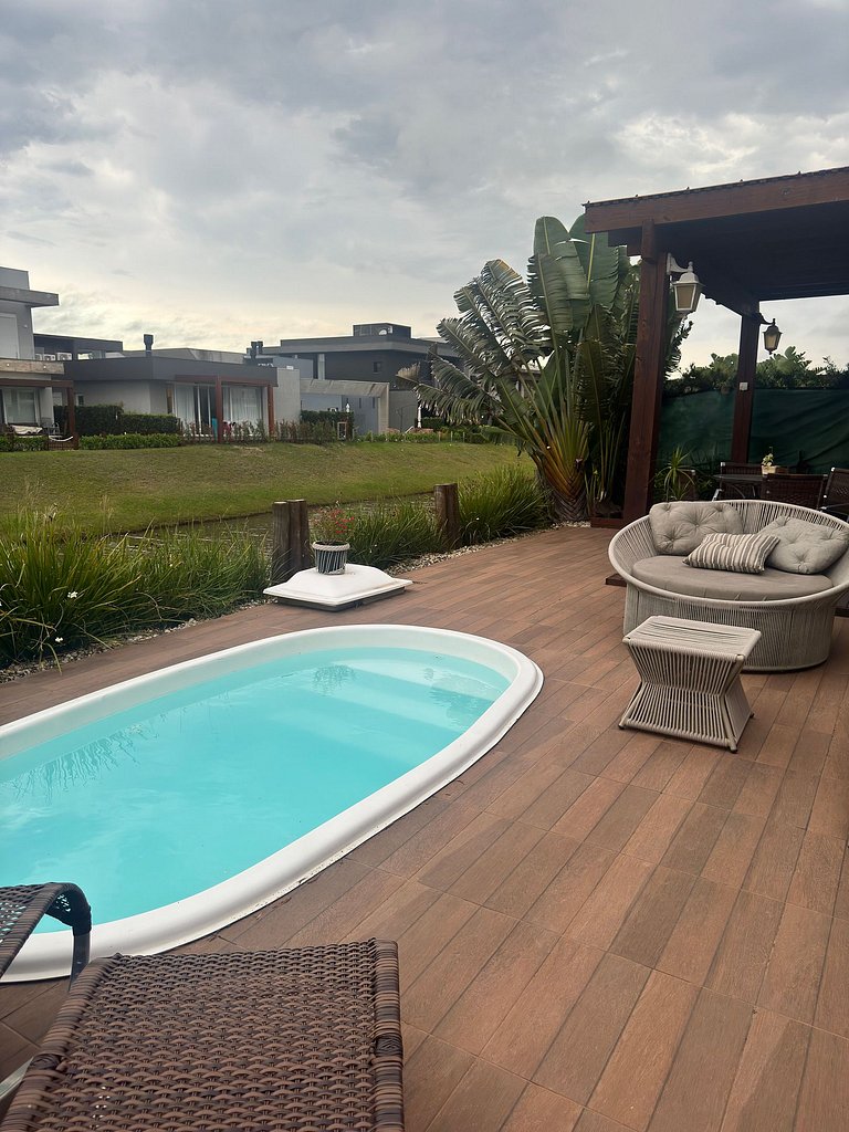 Casa 4 Suítes com piscina Fundos Lago-Ilhas Resort